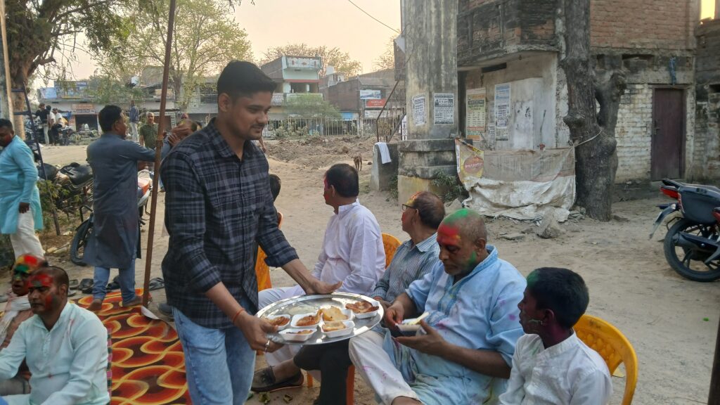 अवसर पर पकवान बांटते कार्यकर्ता