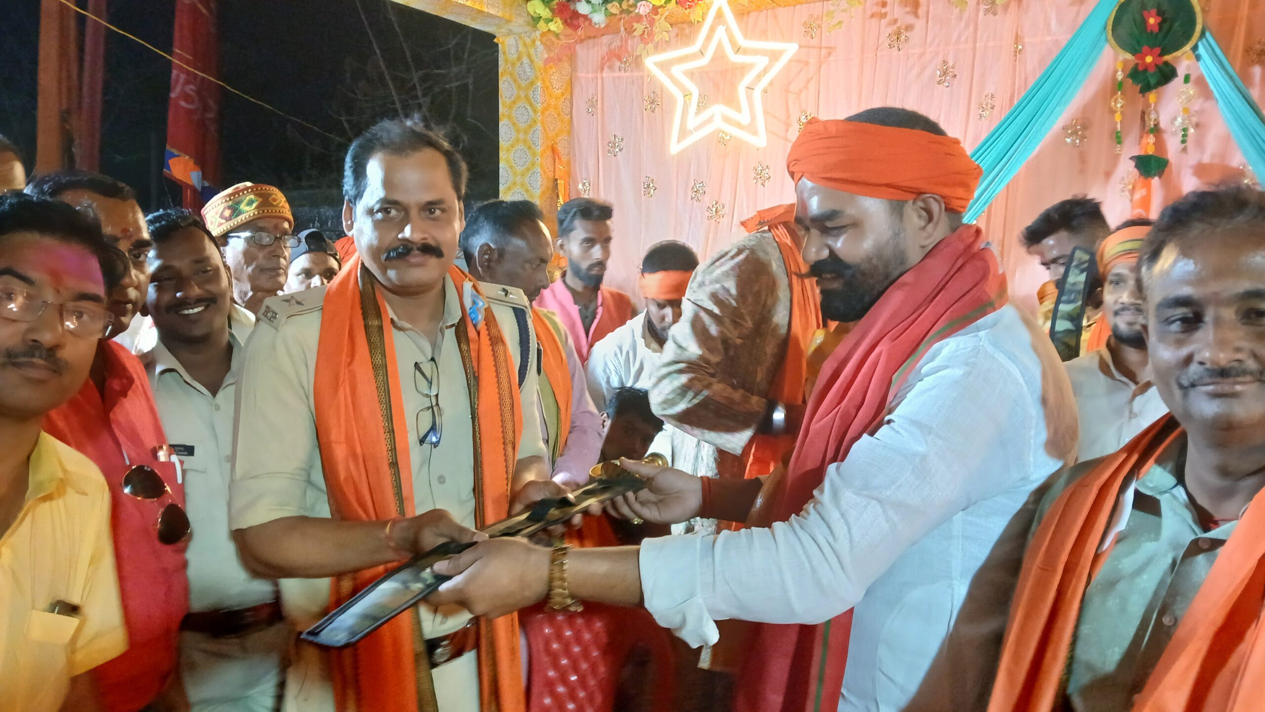 पीएम मोदी का 75वां जन्मदिन: दुनियाभर से बधाई SHO को तलवार देकर सम्मानित करते अध्यक्ष रॉबिन सिंह